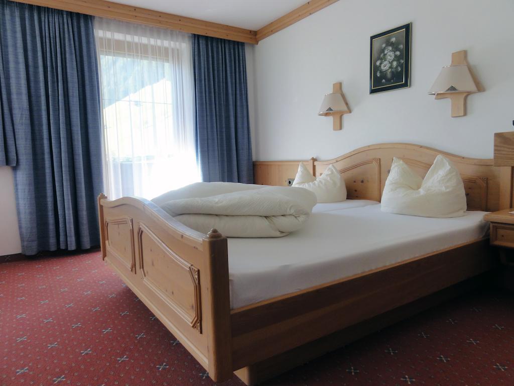 Gaestehaus Alpenland Tux Pokoj fotografie